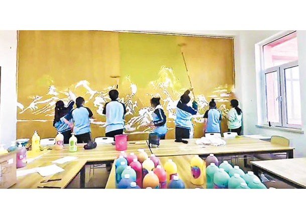 學生們以美術教室的牆壁為畫布。