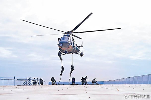 在本月演訓中，解放軍南部戰區出動直升機。