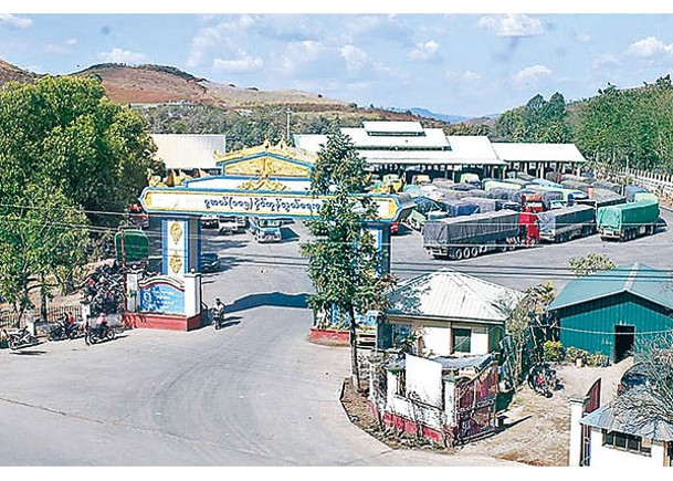 緬甸木姐縣停車場是貨車長期停泊地方。