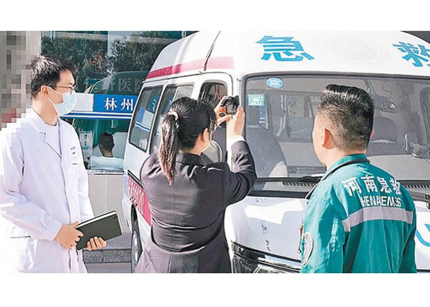 河南地方檢察官實地調查救護車使用情況。