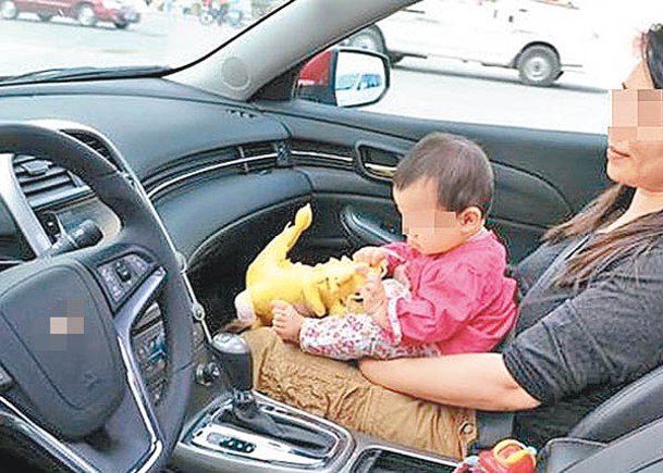 不少內地家長沒在私家車內備兒童座椅及安全帶，手抱幼童容易發生意外。