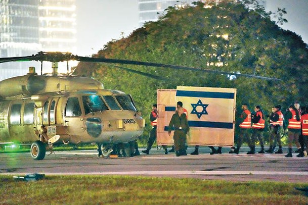 以色列人質乘坐直升機抵達醫院接受檢查。（Getty Images圖片）