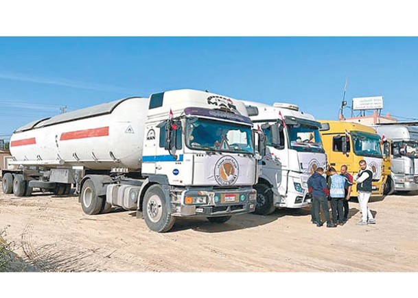 載有援助物資的貨車從埃及進入加薩地帶。