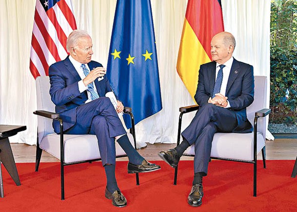 美德兩國是烏克蘭軍事援助的主要來源；圖為美國總統拜登（左）與德國總理紹爾茨（右）舉行首腦會談。（Getty Images圖片）