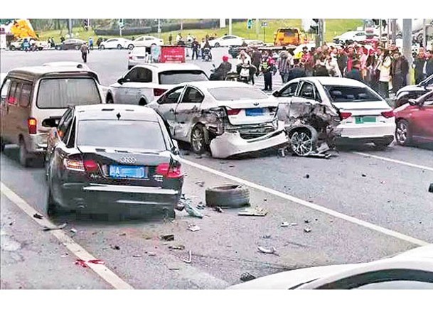車禍導致多輛汽車損毀。