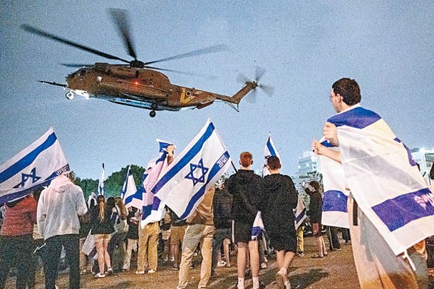 載有人質的直升機抵以色列一間醫院。（Getty Images圖片）