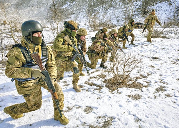 烏軍士兵接受訓練。（Getty Images圖片）