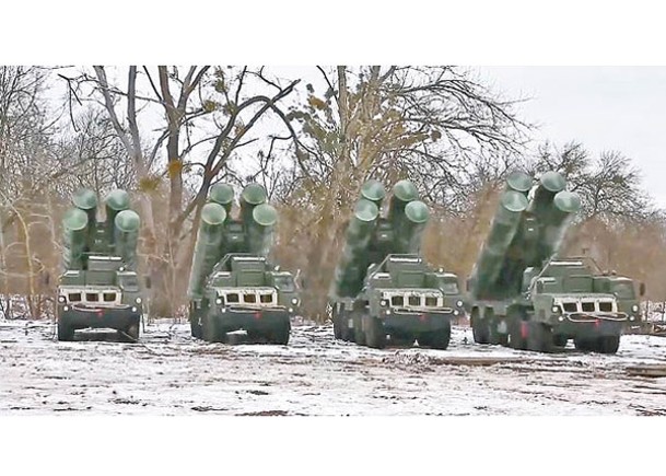 俄軍S400防空系統運往烏克蘭前線。