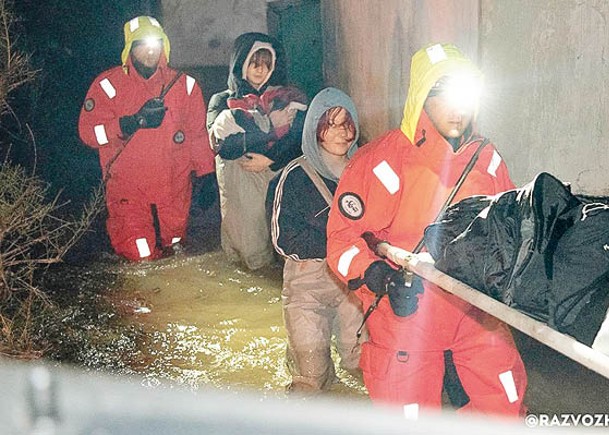 多名救援人員在災區進行拯救。