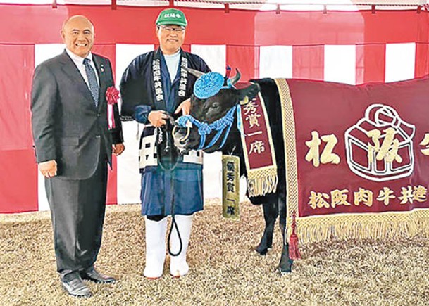 中村一昭（中）牽着今屆松阪牛「女王」（右）。