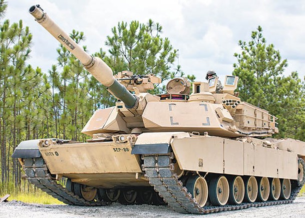 美軍M1A2主戰坦克擁有強大裝甲及火力。