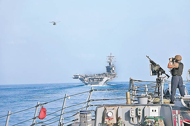 美國航空母艦艾森豪威爾號在霍爾木茲海峽獲得直升機支援。