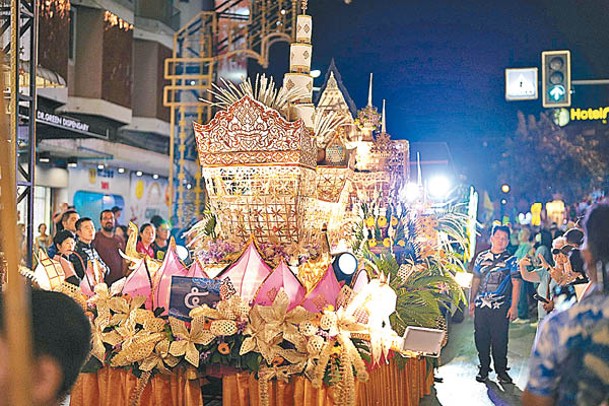 民眾慶祝水燈節祈福。