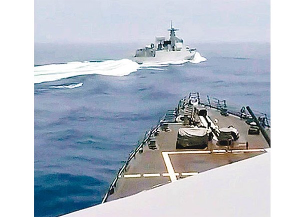 中國驅逐艦（遠）在台灣海峽攔截美國驅逐艦（近）。