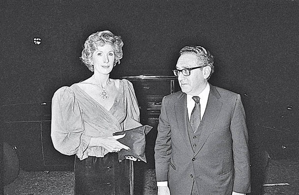 基辛格（右）與多名美國女星曾經傳出緋聞；左為其妻子。（Getty Images圖片）
