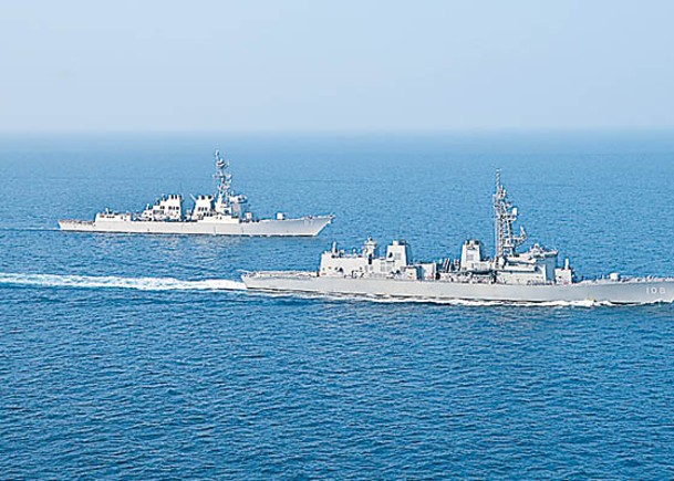 日本曙號（前）與美國梅森號（後）在亞丁灣演習。