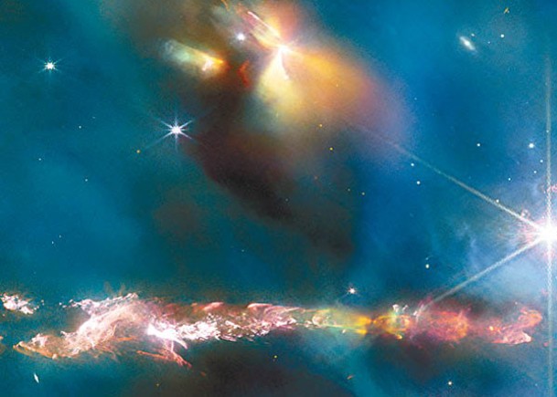 詹姆斯‧韋布太空望遠鏡捕捉到HH797（下半部分）的超精細畫面。