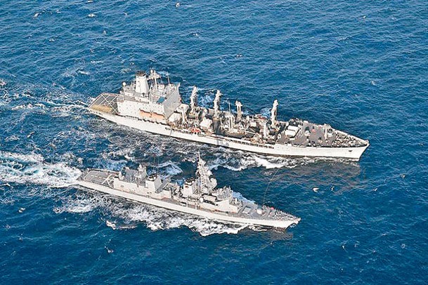 美日艦艇實施海上補給作業。