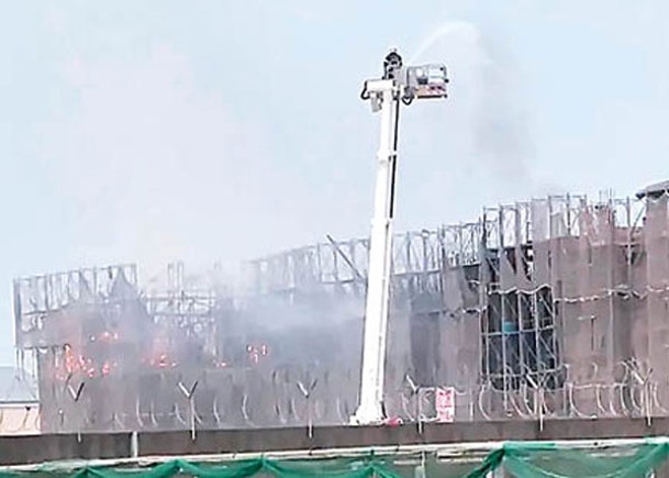 高雄岡山空軍官校營區（圖）的營舍工地突然起火，冒出濃煙。