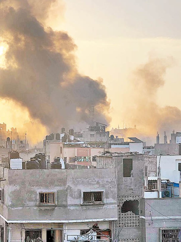 加薩地帶賈巴利亞遭以色列空襲後冒煙。