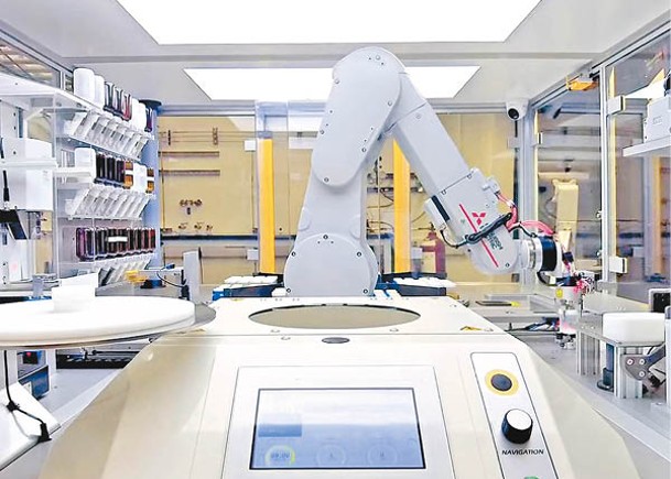 機械人在人工智能引導下合成新材料。