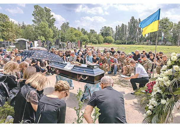 烏軍陣亡士兵下葬。（Getty Images圖片）