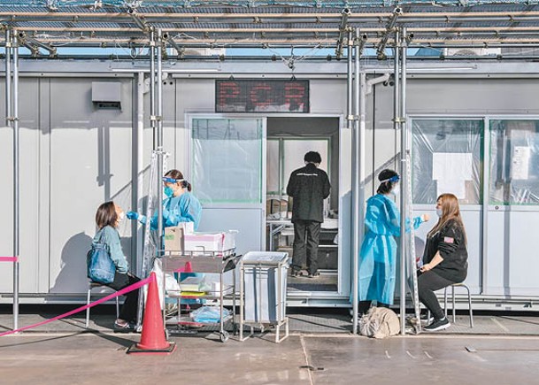 中日韓合作應對傳染病流行；圖為日本爆新冠疫情。（Getty Images圖片）