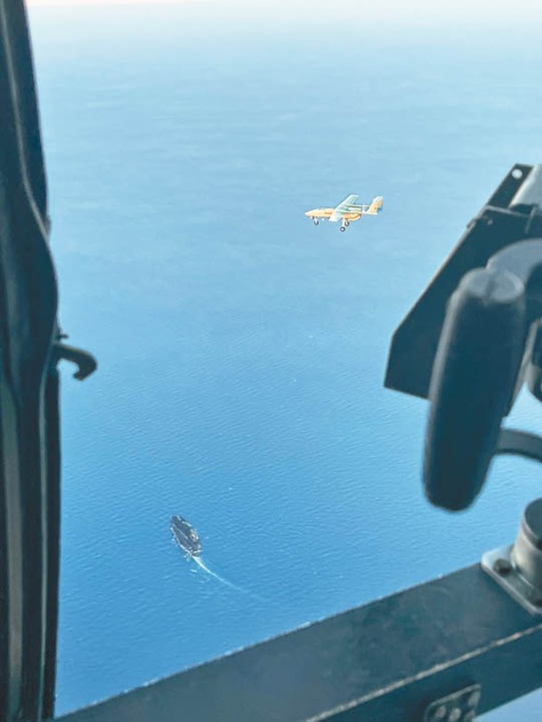 伊朗無人機（上）監視在波斯灣航行的美國航空母艦艾森豪威爾號（下）。