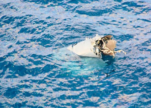 事故現場海面出現失事魚鷹運輸機殘骸。