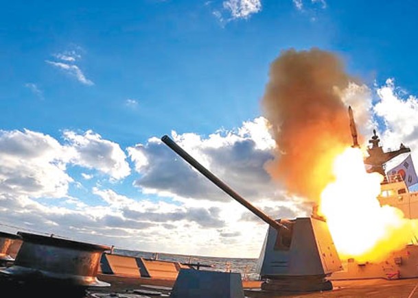 南韓驅逐艦姜邯讚號發射標準2型艦對空導彈。