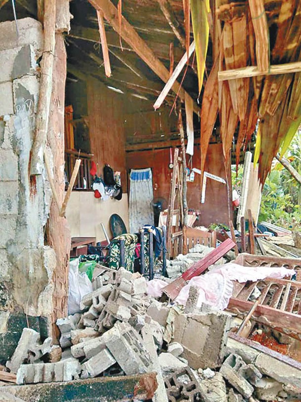 民居經歷地震後化為瓦礫碎片。