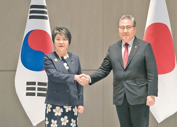 日本外務大臣上川陽子（左）上月與南韓外長朴振（右）會面。