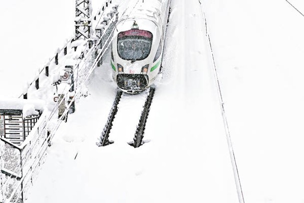 大雪覆蓋列車路軌。（Getty Images圖片）