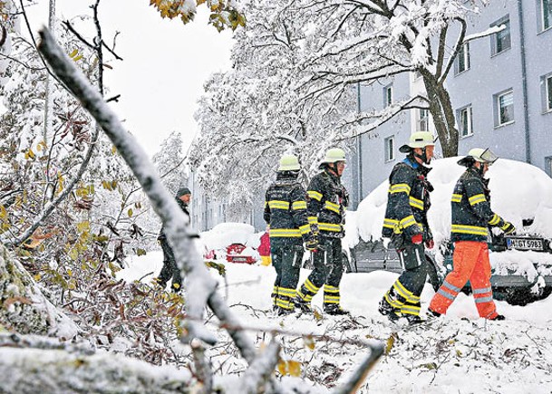 消防員前往清理倒塌樹枝。（Getty Images圖片）