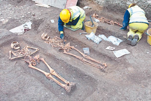 修道院墓葬出土骸骨是考古團隊研究對象之一。