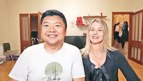 王吉賢（左）與烏克蘭妻子（右）。