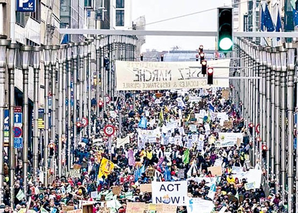 示威者在布魯塞爾抗議。