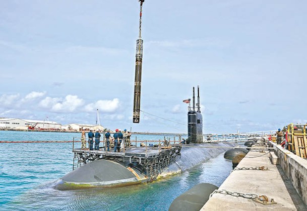 美國洛杉磯級攻擊核潛艇艾斯維爾號卸載戰斧巡航導彈。