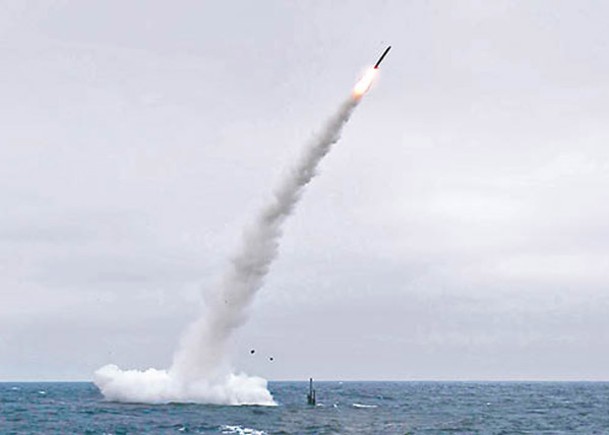 美國洛杉磯級攻擊核潛艇安納波利斯號發射戰斧巡航導彈。