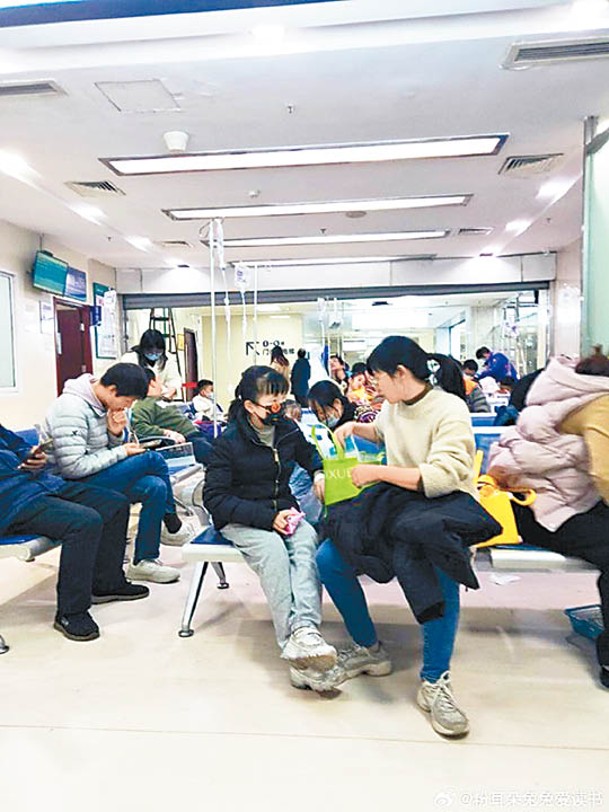 北京有大批病人正在醫院大堂等候治療。