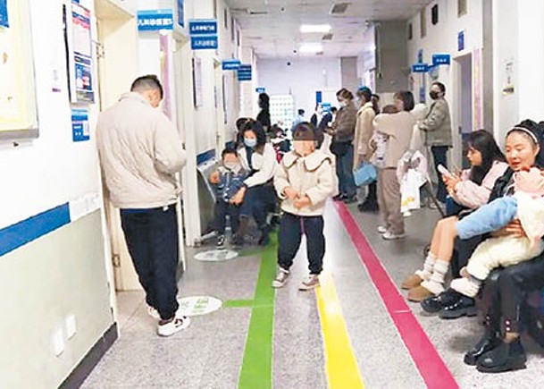 四川樂山有醫院擠滿家長及患病的兒童。