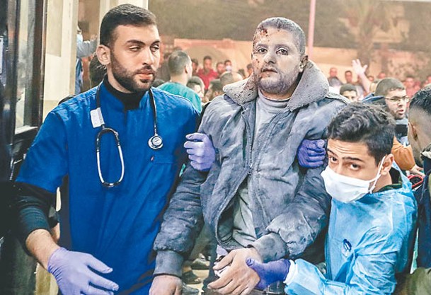 在以色列空襲受傷的汗尤尼斯民眾到醫院救治。