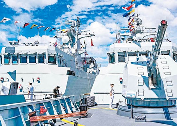 解放軍艦船停泊在柬埔寨雲壤海軍基地。
