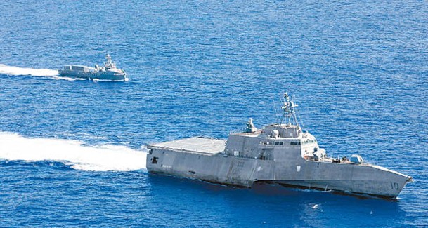 美軍瀕海戰鬥艦吉福茲號（前）近日駛入仁愛礁。