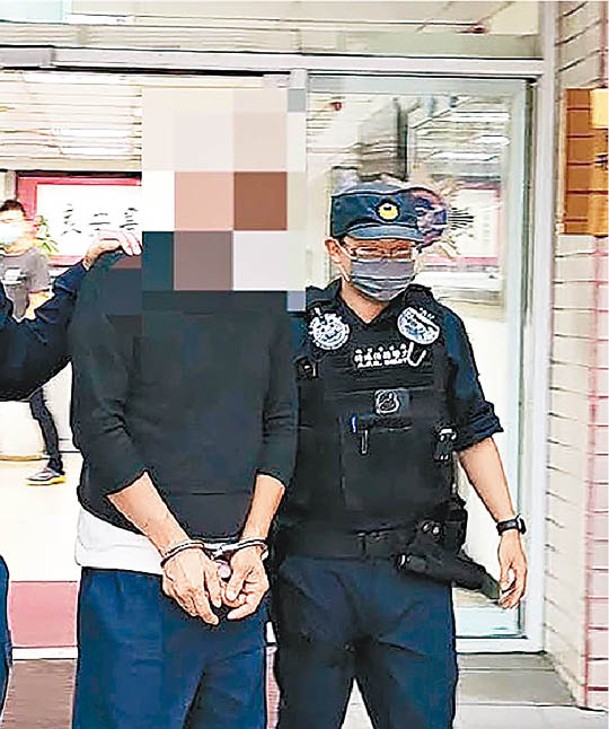 符男（左）被警方拘捕。