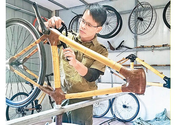 譚江永認真製作竹子單車。
