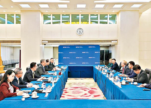 王文濤（左四）在北京與施博德（右四）舉行會談。