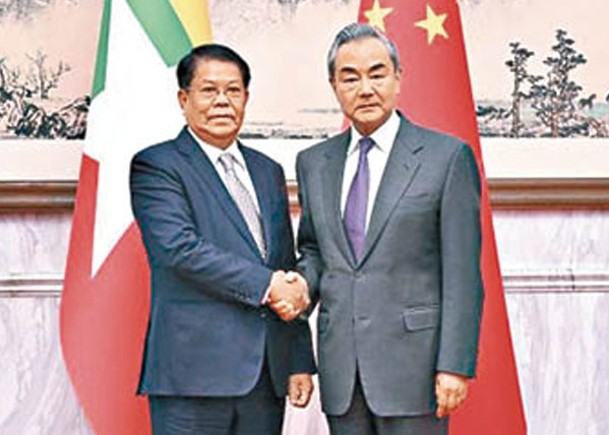王毅（右）與丹穗（左）在北京會面。