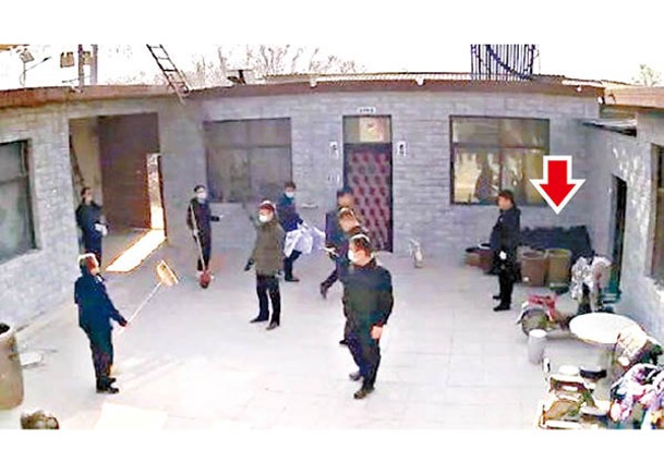 鎮政府工作人員在劉翁家檢查過冬用煤球（箭嘴示）。