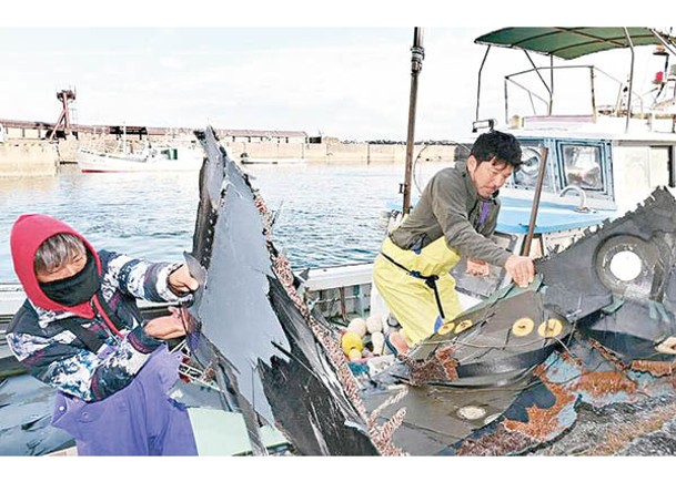 日本漁民打撈失事美國空軍魚鷹運輸機殘骸。
